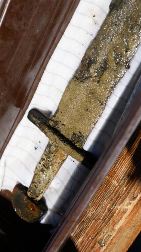 Pedang Berusia 1.000 Tahun Bertatahkan Tanda Salib Langka Ditemukan di Dasar Danau, Diduga Milik Seorang Pejuang