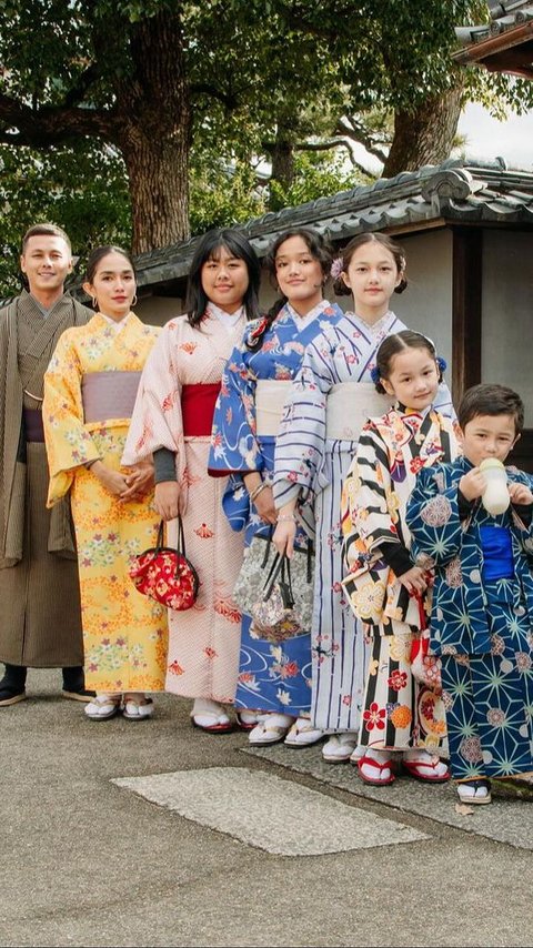 8 Photos of Andhika Pratama and Ussy Family in Matching Kimonos While on Vacation in Japan