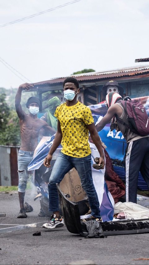 FOTO: Hasil Pemilihan Presiden di Komoro Berubah Jadi Mencekam, Blokade Jalan hingga Batu-Batu Melayang Bikin Situasi Makin Tegang