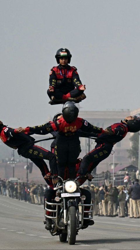FOTO:  Persiapan Parade Hari Republik, Tentara Cantik India Pamer Manuver Menegangkan dan Menawan di Atas Motor