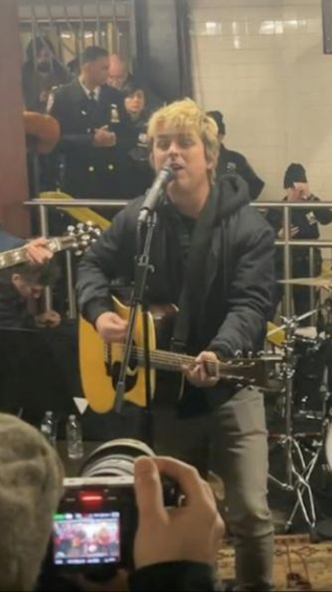 Green Day and Jimmy Fallon Play a Surprise Gig at a Subway Station