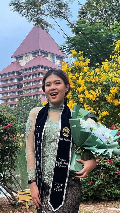 10 Photos of Yovania, a Former Psychiatric Hospital Patient, Successfully Graduates from UI