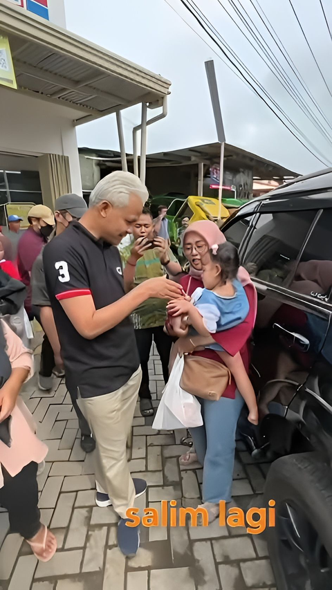 Dikerubungi Emak-Emak, Ganjar Pranowo Traktir Cokelat ke Anak-Anak: `Pakai Kaus Pak Prabowo Aja Saya Kasih`