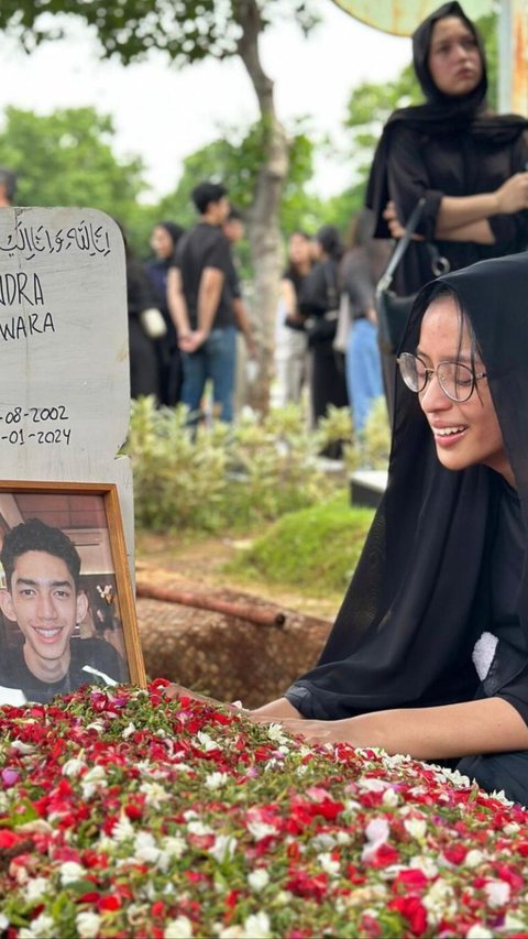Foto-foto Putri Dede Yusuf Menangis di Makam Kekasih Sambil Memeluk Pusaranya