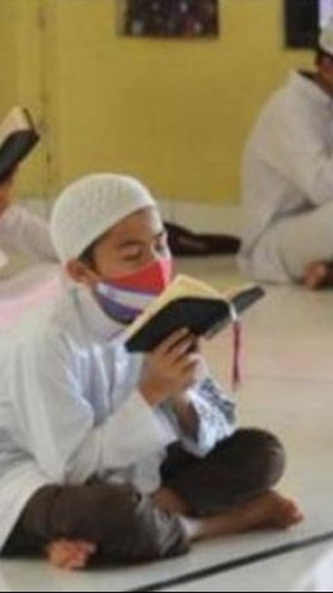 20 Pantun Santri Lucu Bikin Ngakak Guling-Guling, Menghibur Banget