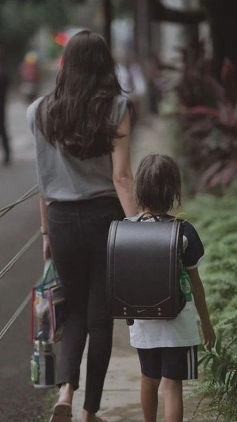 9 Cool Styles of Artists Picking Up Their Kids from School, Irish Bella Simple Like a Housewife in a Dress