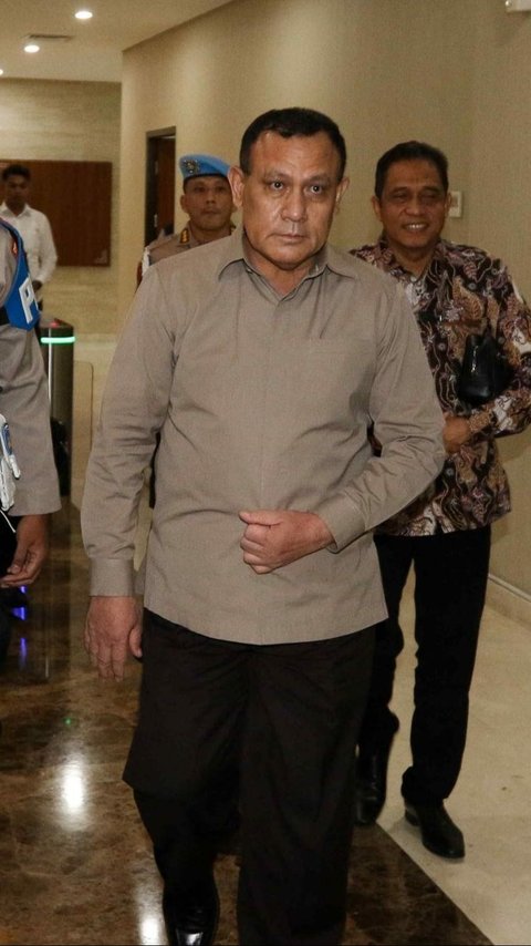 Potret Firli Bahuri Lempar Senyum Usai Jalani Pemeriksaan di Bareskrim Polri