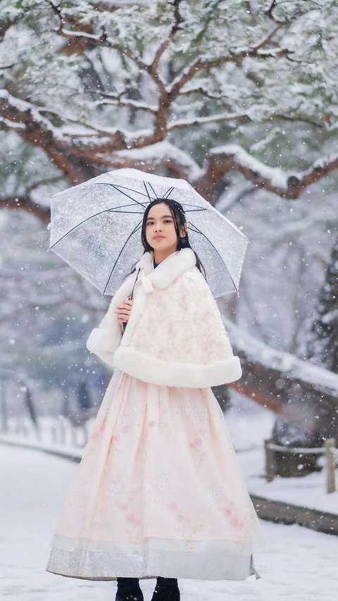Portrait of Lyodra Ginting's Charm Wearing Hanbok in the Snowy Rain