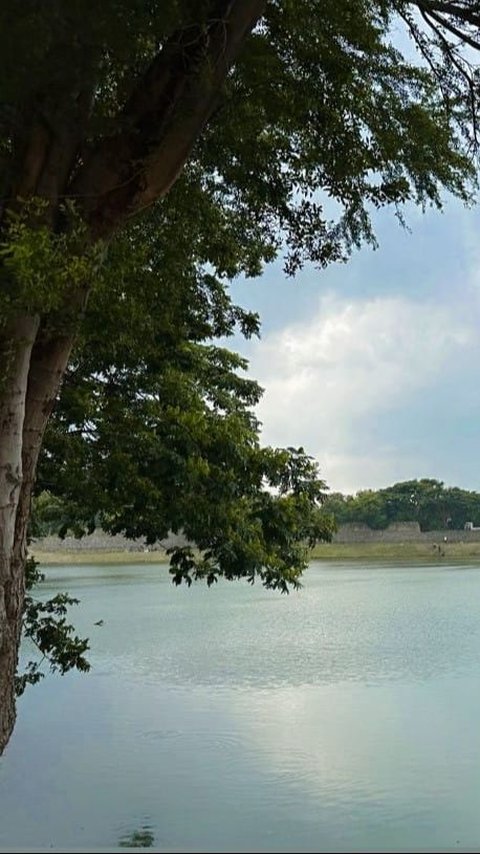 Asyiknya Nyore di Situ Gede Tangerang, Lihat Matahari Terbenam di Antara Gedung Bertingkat