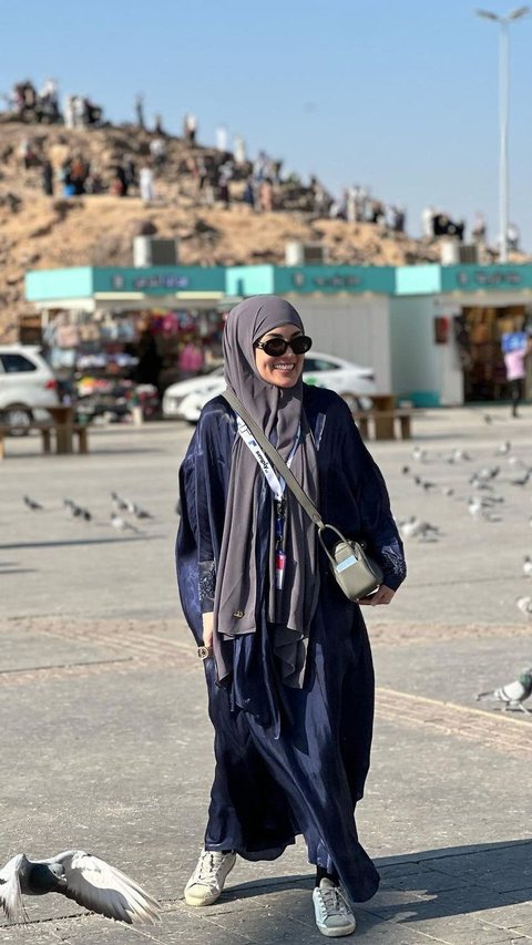 7 Portraits of Nindy Ayunda During Umrah, Following the Tradition of Wearing Hijab After Returning to Indonesia