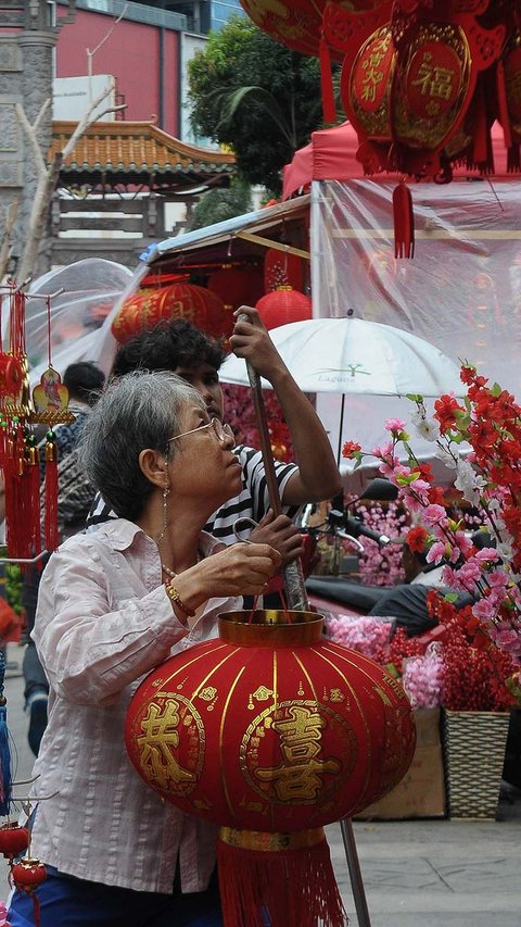 FOTO: Penjual Pernak-pernik Imlek Mulai Menjamur di Kawasan Glodok