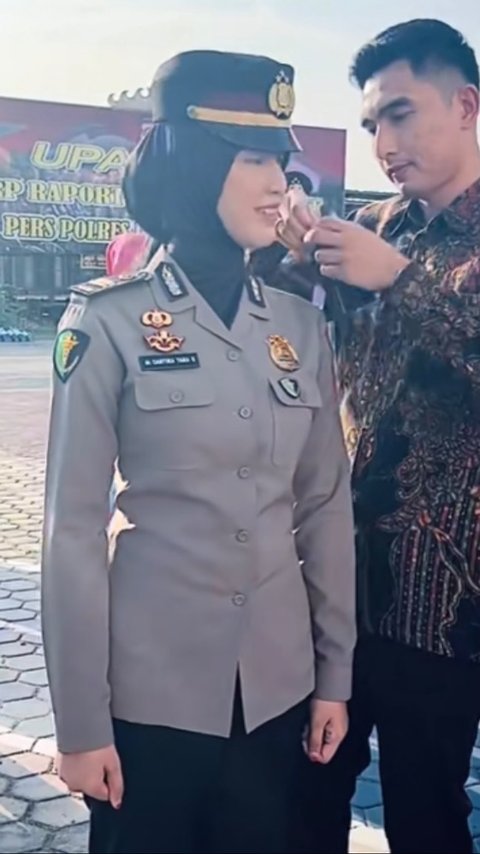 Sama-sama Polisi, Kenaikan Pangkat Pertama Polwan Cantik Ini Dipasangkan Romantis oleh Suami Tercinta