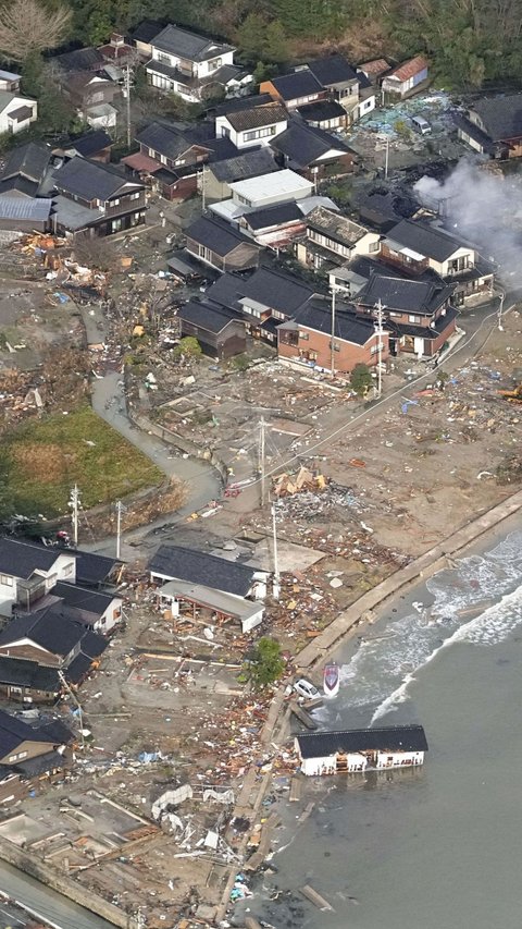 FOTO: Penampakan Pesisir Jepang Tersapu Tsunami Akibat Gempa Dahsyat: Perahu Terbalik, Mobil dan Rumah Hanyut