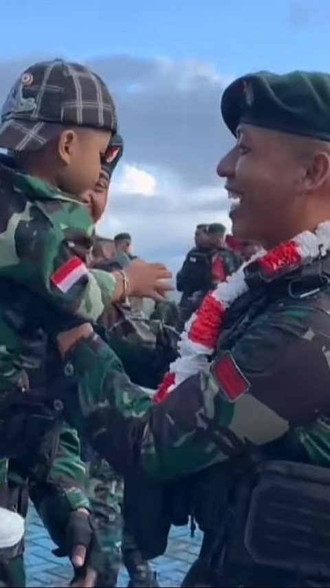 Momen Haru TNI yang Lama Bertugas di Papua Kembali Pulang, Anak Tak Mau Digendong hingga Nangis saat Bertemu