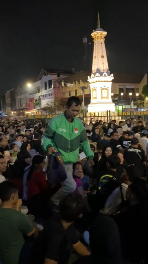 Viral Momen Sopir Ojol Tetap Antar Makanan di Tengah 'Lautan' Manusia Saat Malam Tahun Baru