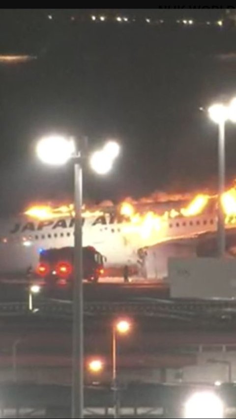 Video Detik-Detik Pesawat Japan Airlines Angkut 300 Penumpang Terbakar di Landasan, Diduga Tabrak Pesawat Lain Saat Mendarat