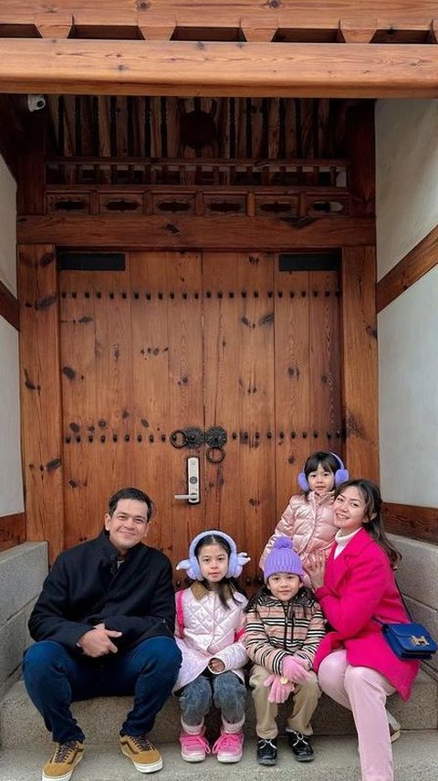 Foto-foto Keseruan Surya Insomnia dan Keluarga Liburan ke Korea Selatan, Bikin Istri dan Anak-anak Happy
