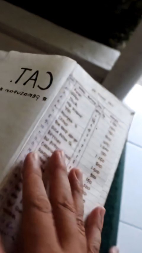 Anak Temukan Buku Daftar Sembako Warung Ibunya yang Berdiri Tahun 1990an, Langsung Syok Lihat Harganya: Mi Instan Cuma Rp400!