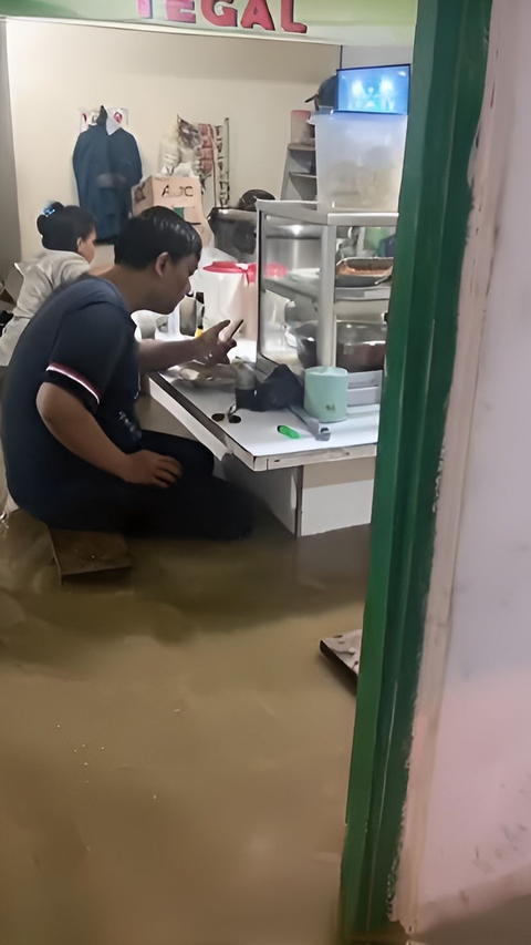 Viral Video: Warteg Flooded but Still Full of Hungry Customers, Vibes Feels Like Eating in Venice