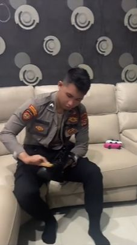 Duka Perwira Polwan Sama-Sama Polisi dengan Anaknya 'Kaos Kaki Hilang Tinggal 2 Pasang'