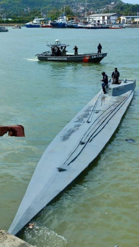 FOTO: Penampakan Kapal Semi Selam Bermuatan 3,2 Ton Narkoba yang Diamankan Angkatan Bersenjata Ekuador