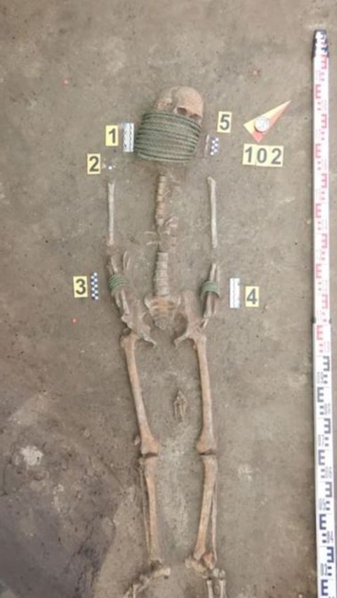 Makam Kuno Ini Simpan Banyak Harta Karun, Jasad Wanita Dikubur dengan Kalung Perunggu Tebal & Keranjang di Kaki