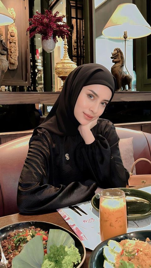 Ide Look Elegan dan Mewah dengan Outfit Hitam, Tengok Style Emy Aghnia