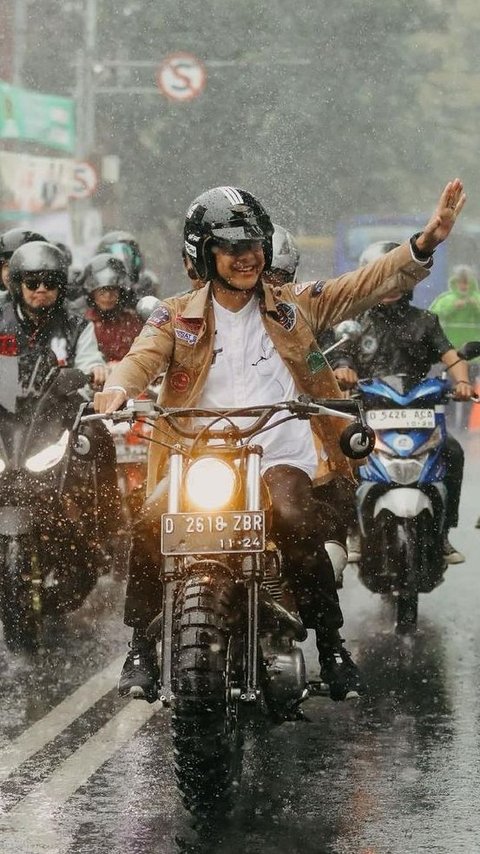 Momen Ganjar Motoran di Bandung Saat Hujan, Netizen: Kirain Dilan