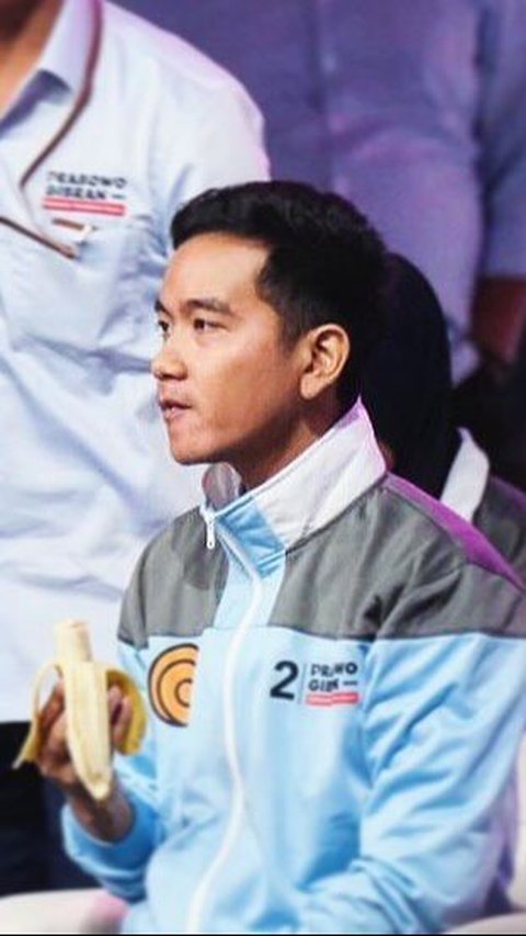 Gibran Makan Donat dan Pisang Saat Jeda Debat Cawapres, Sempat Tawarkan ke Istri Anies