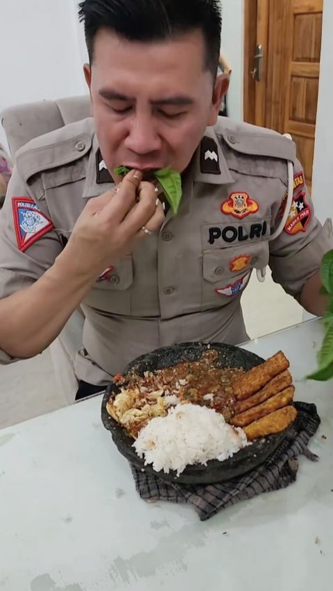 Begitu Nikmat, Sebelum Berangkat Dinas Aipda Malvinas Makan Langsung di Cobek Pakai Sambal Plus Lalap Daun Pohpohan