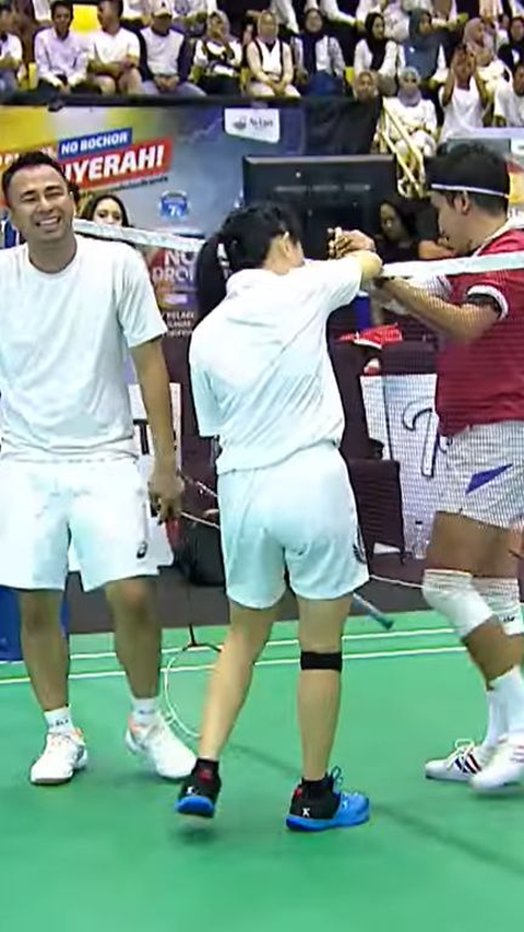 Potret Raffi Ahmad Tanding Badminton Lawan Desta Bareng Eks Atlet Nasional, Sempat Ada 'Insiden' Banting Raket