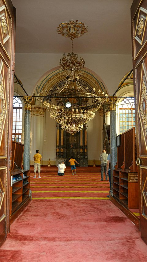 Doa Masuk Masjid dan Keluar Masjid, beserta Adab yang Perlu Diperhatikan Umat Islam