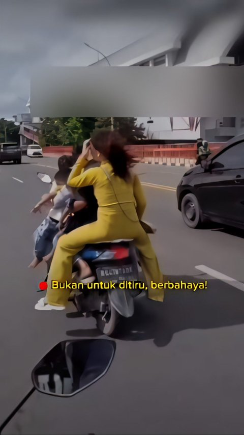 Viral! Video Emak-emak di Palembang Bonceng 3 Orang Dewasa dan 3 Anak Kecil, Ini Alasannya Angkut Sekeluarga Sekaligus
