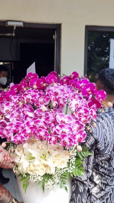 Jokowi Sends Orchid Flowers and Birthday Greetings to Megawati