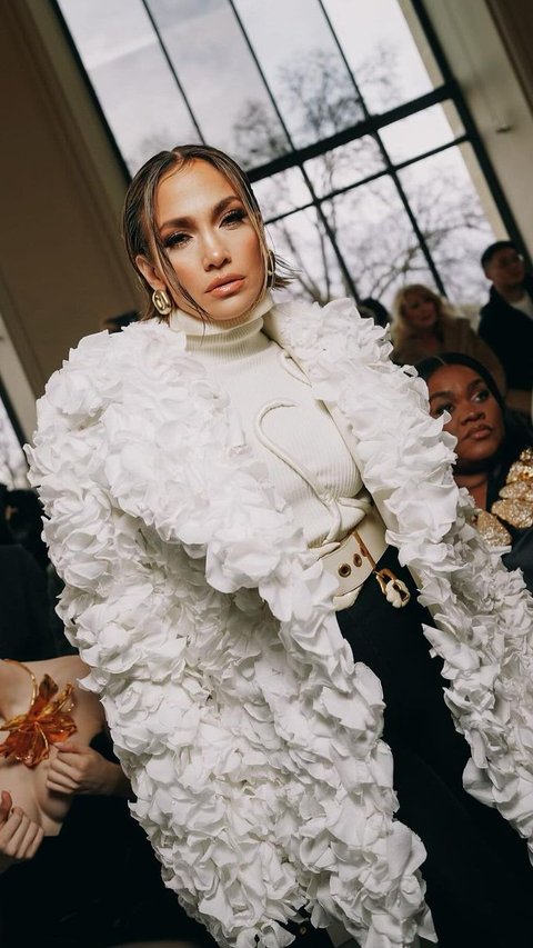 Portrait of Slay Jennifer Lopez Wrapped in a Coat Adorned with 7,000 Real Flower Petals