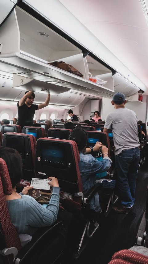 Pretending to be Sick for a Dream Vacation, This Woman Encounters Her Boss on the Plane