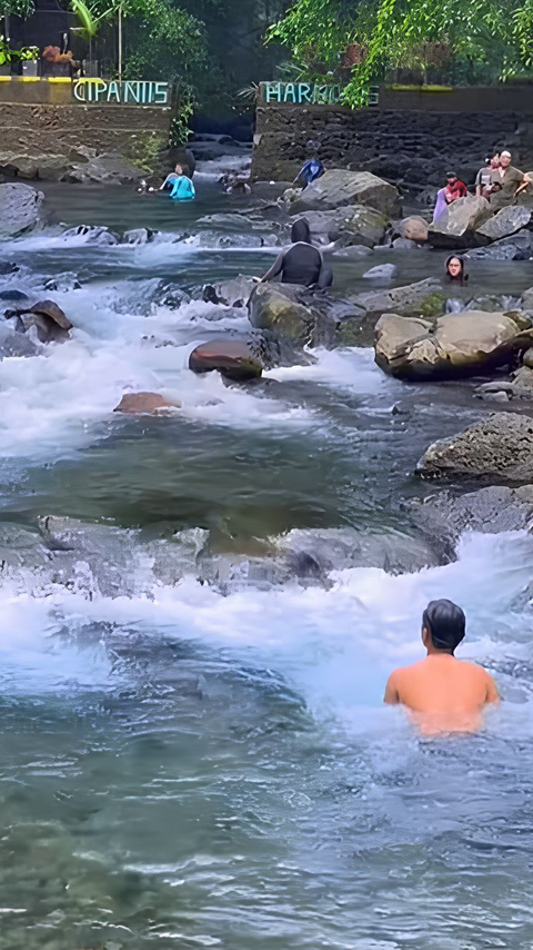 Sejuknya Berenang di Sungai Cipaniis Kuningan, Airnya Sebening Kaca