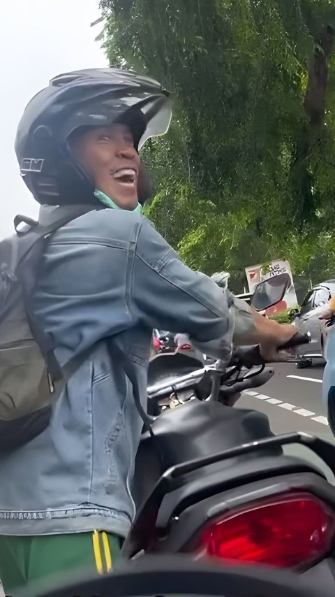 Touching Moment of Ojol Driver Helping a Father Who Pledged His ID Card to Buy Fuel Because He Didn't Have Money, Fixing the Motorcycle and Paying for the Fuel