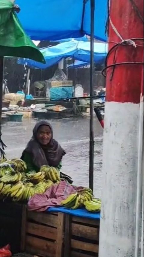 Perjuangan Seorang Nenek Penjual Pisang yang Rela Kehujanan Ini Viral, Bikin Sedih