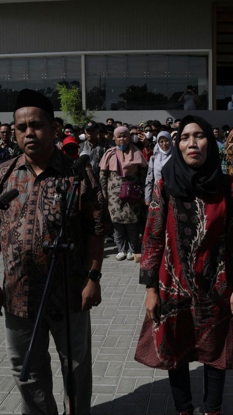 FOTO: 1.498 Petugas KPPS Pemilu 2024 Antre Dilantik Mengucapkan Sumpah dan Janji Setia di Kecamatan Bekasi Barat