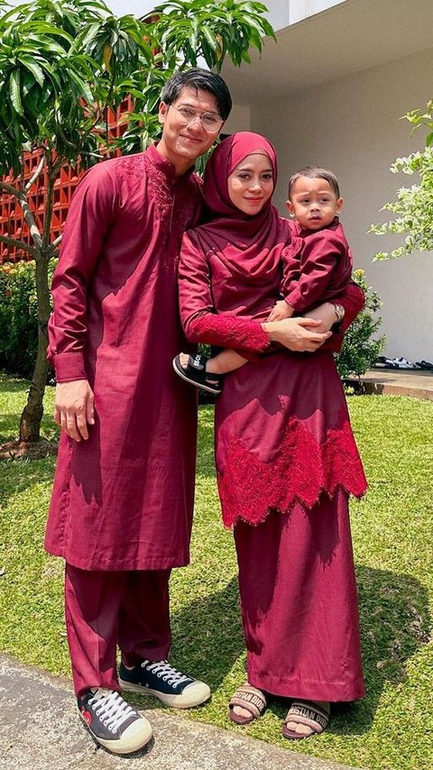 6 Portraits of Lesti Kejora and Rizky Billar Bringing Baby L for the First Time to Perform Umrah