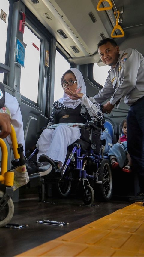 FOTO: Penampakan Lima Armada Bus Khusus di Jakarta yang Mempermudah Disabilitas Berangkat ke Sekolah