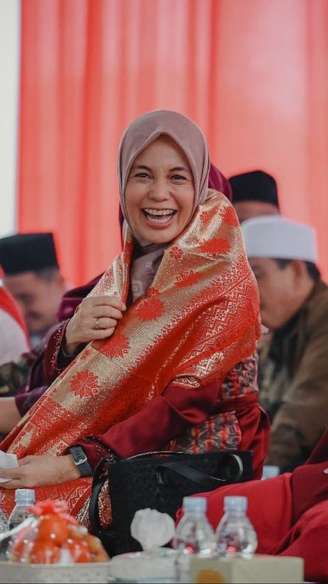 Siti Atikoh Receives Advice from Kiai While Praying with Students at Bondowoso Islamic Boarding School