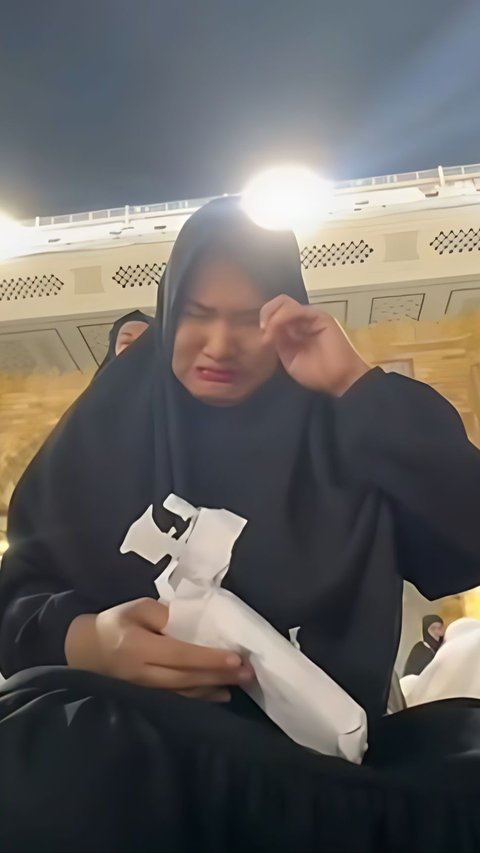 Emotional Moment of Women Entrusted with a Letter that Can Only be Opened in Mecca, When Opened, Tears Fall