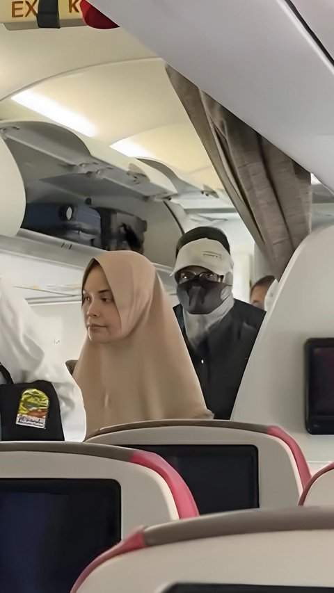 Potret Siti Atikoh Naik Pesawat Ekonomi ke Banyuwangi, Disebut Mirip Rossa