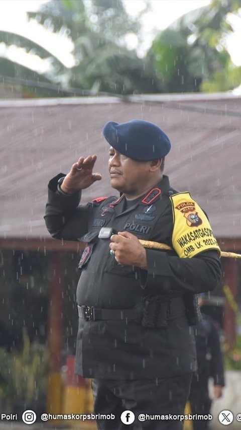 Di Tengah Guyuran Hujan Deras dan Basah Kuyup, Momen Komandan Brimob Beri Pesan Penting Kepada Tamtama dan Bintara