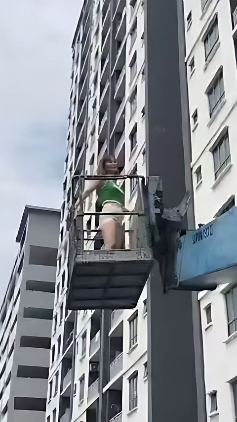 Unwilling to Accept Expensive Non-Functioning Electronic Door, This Woman Rents a Crane to Enter the Apartment Balcony