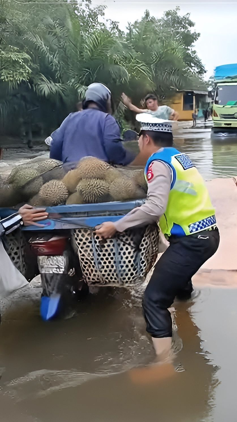 Momen Kocak Polisi Bantu Pengendara Motor Bawa Durian, Ditanya Mau Kemana Jawabannya Diluar Dugaan: 'Bukan Punya Saya Pak'