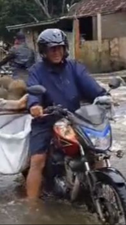 Pemotor Bawa Durian Terjang Banjir dan Kabur saat Ada Polisi, Ternyata Ketakutan Diminta