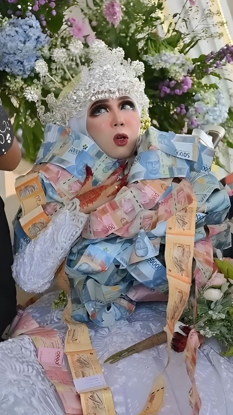 Viral Moment of Newlyweds in Madura Receiving Piles of Money Necklace as Wedding Gift Almost Covering Their Faces